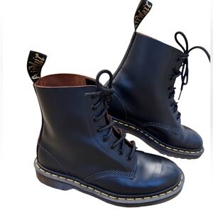 Dr. Martens 1460 Made In England Vintage Smooth Boots Women's Size 7 Mens 6‎